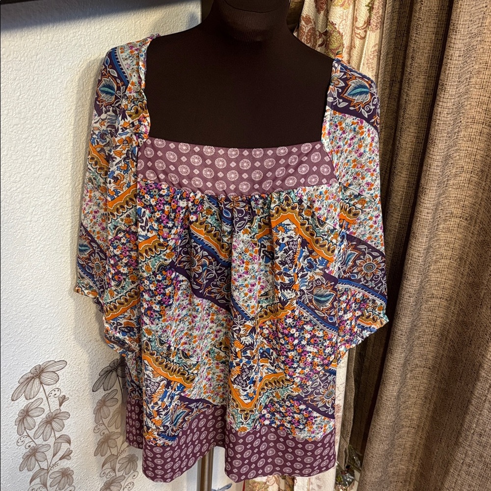 Pure Energy short sleeve multicolor floral patterned semi-sheer blouse. Size 1X.